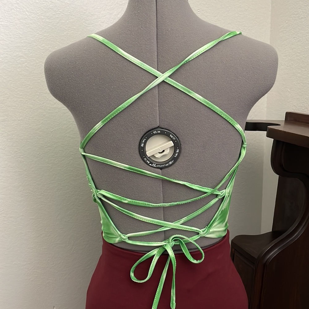 Funky Backless Cropped Top - Picture 3 of 5